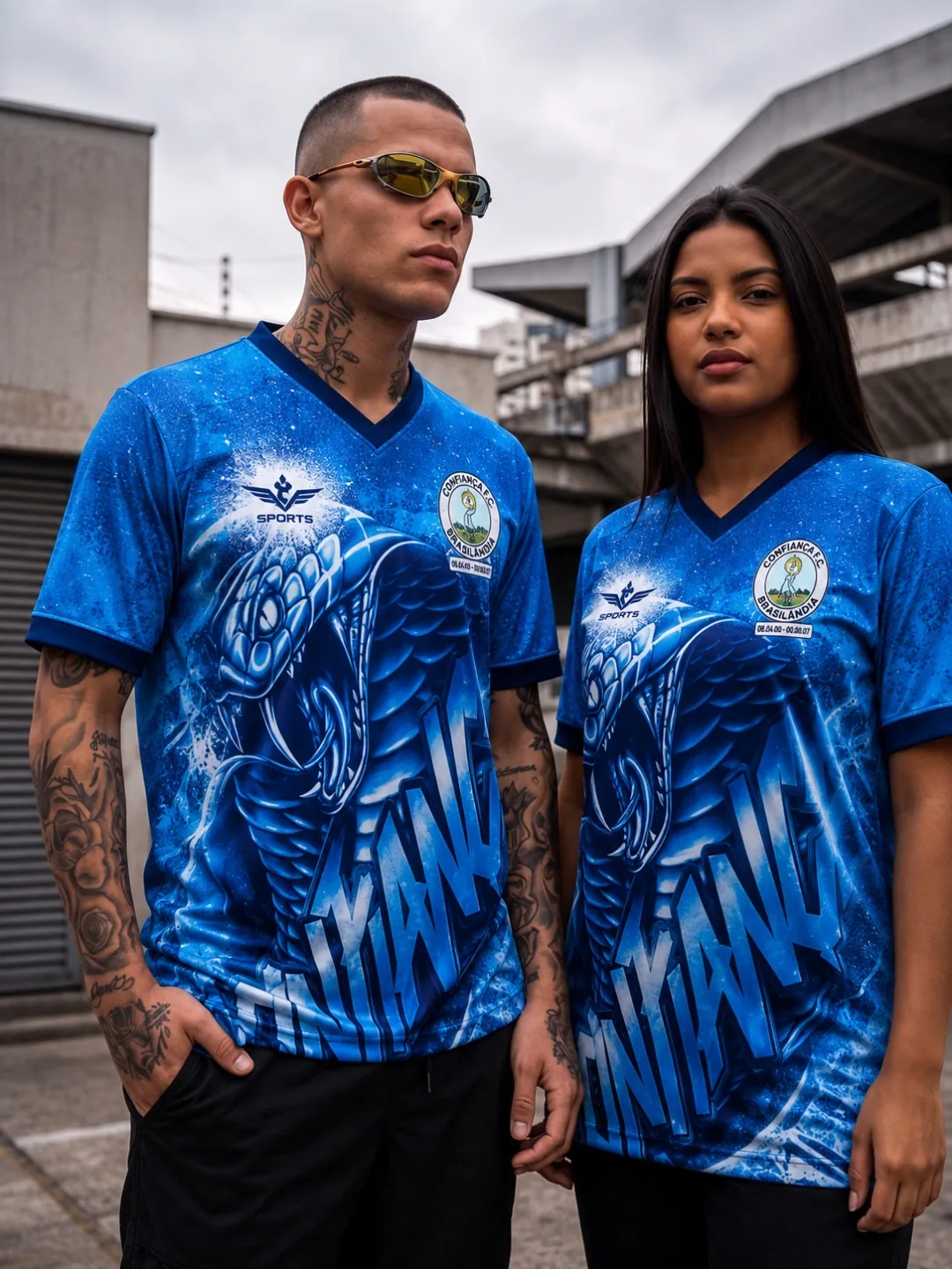 Modelos usando uniforme azul personalizado RP SPORTS